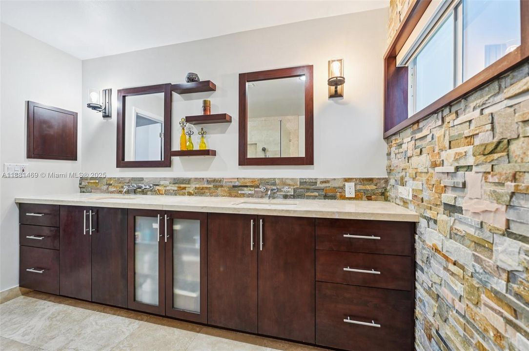 Под контрактом: $845,000 (4 спален, 2 ванн, 2080 Квадратных фут)