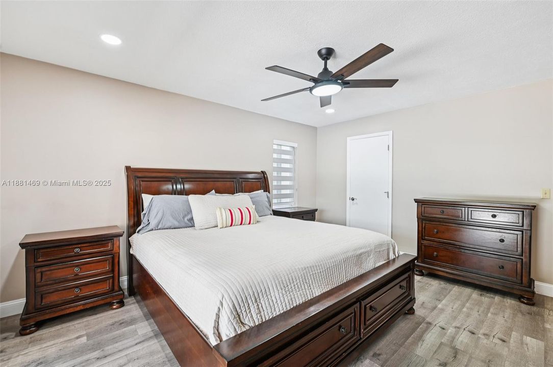 Под контрактом: $845,000 (4 спален, 2 ванн, 2080 Квадратных фут)