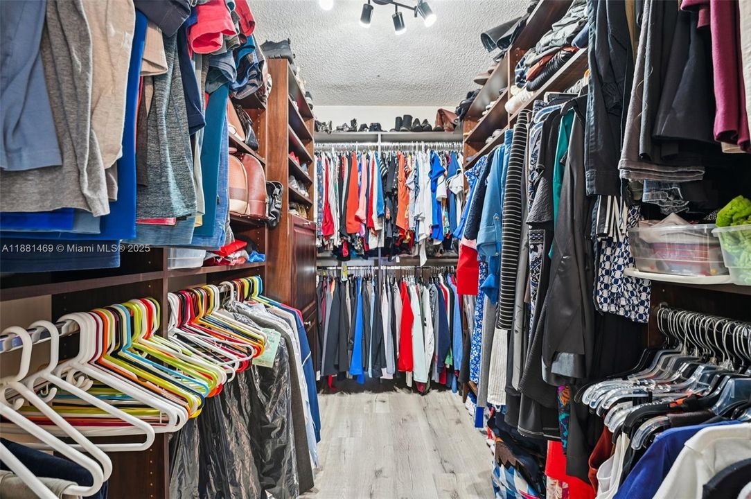 Под контрактом: $845,000 (4 спален, 2 ванн, 2080 Квадратных фут)