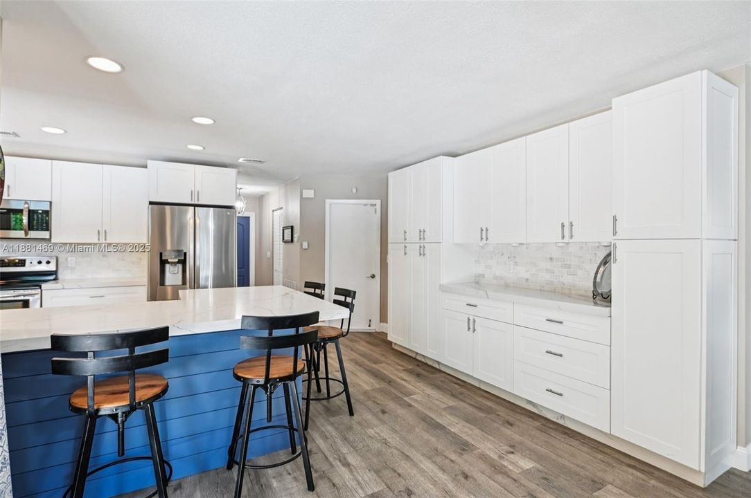 Под контрактом: $845,000 (4 спален, 2 ванн, 2080 Квадратных фут)