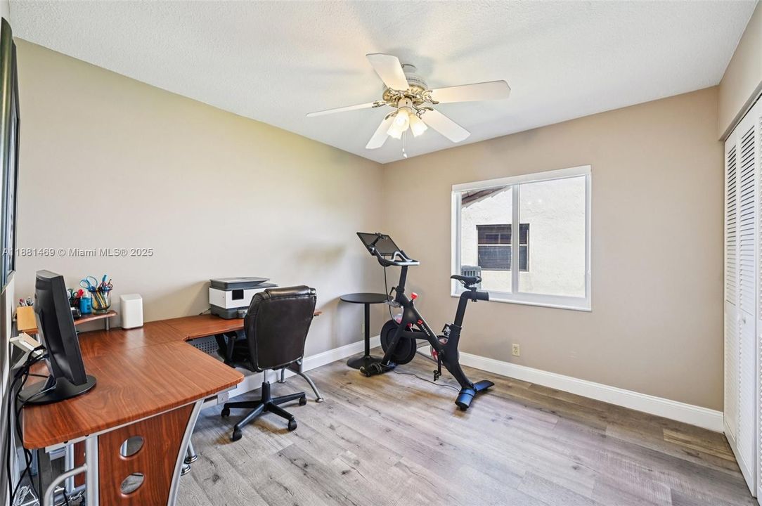 Под контрактом: $845,000 (4 спален, 2 ванн, 2080 Квадратных фут)