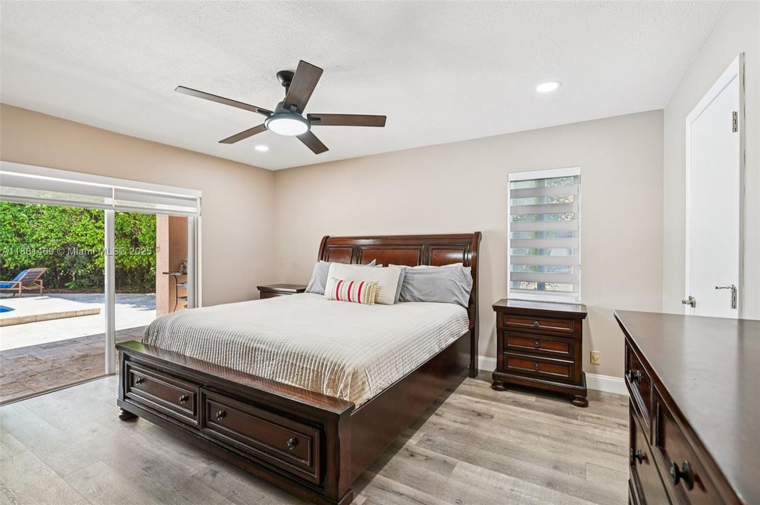 Под контрактом: $845,000 (4 спален, 2 ванн, 2080 Квадратных фут)