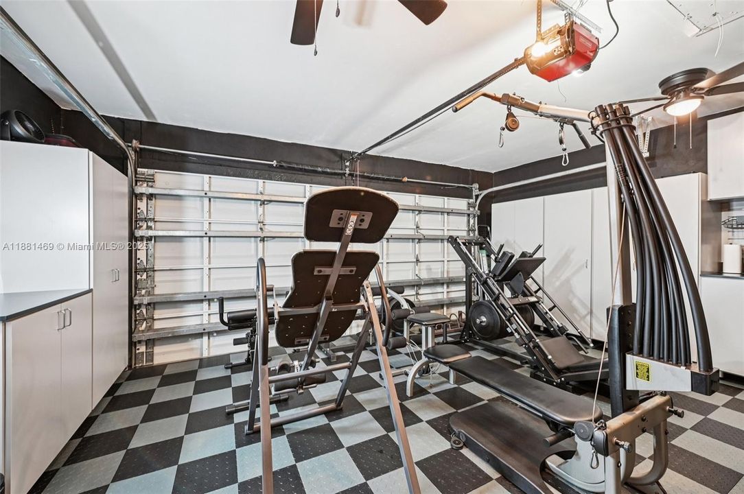 Под контрактом: $845,000 (4 спален, 2 ванн, 2080 Квадратных фут)