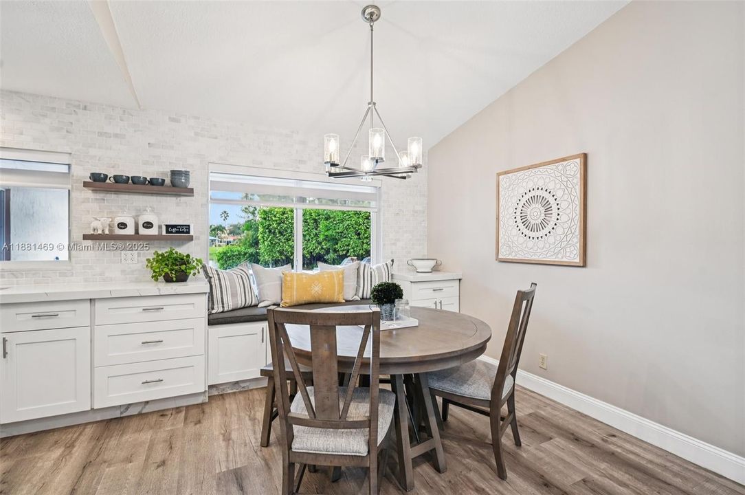 Под контрактом: $845,000 (4 спален, 2 ванн, 2080 Квадратных фут)