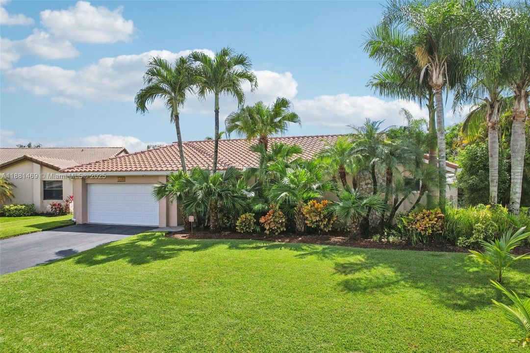 Под контрактом: $845,000 (4 спален, 2 ванн, 2080 Квадратных фут)