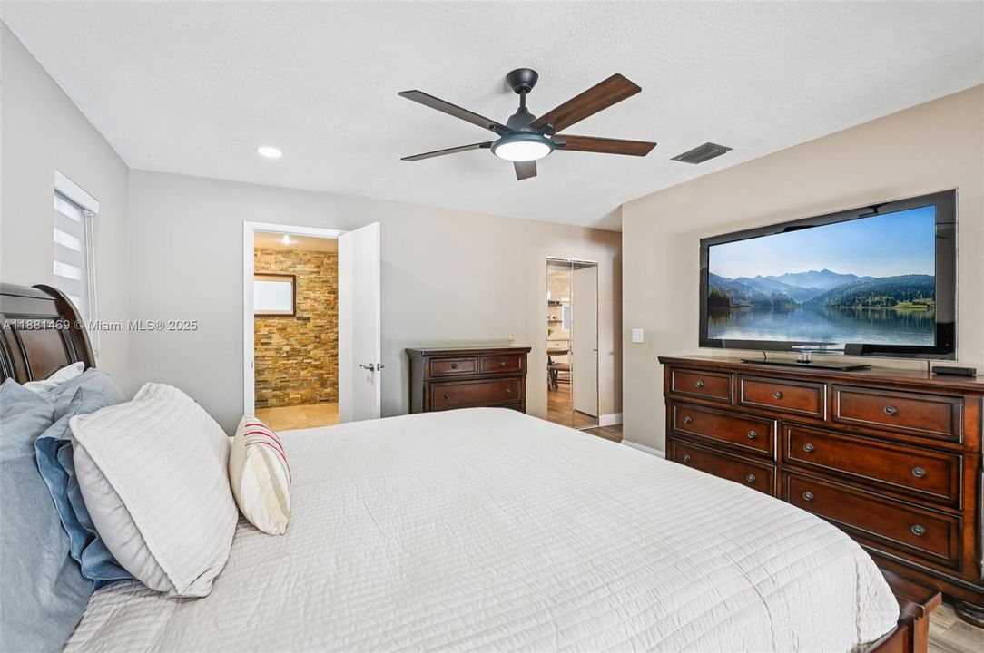 Под контрактом: $845,000 (4 спален, 2 ванн, 2080 Квадратных фут)