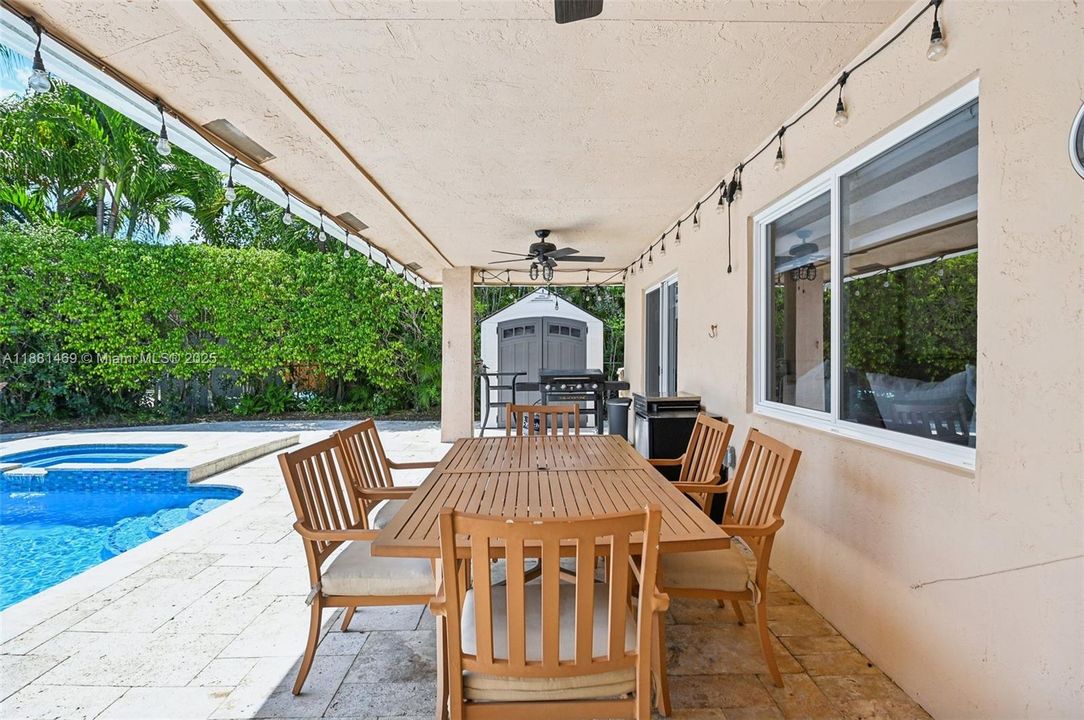 Под контрактом: $845,000 (4 спален, 2 ванн, 2080 Квадратных фут)