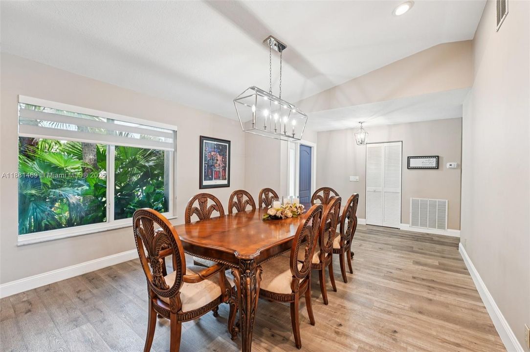 Под контрактом: $845,000 (4 спален, 2 ванн, 2080 Квадратных фут)