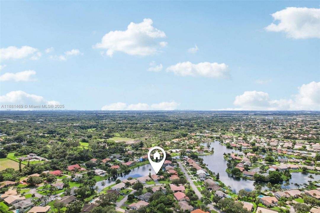 Под контрактом: $845,000 (4 спален, 2 ванн, 2080 Квадратных фут)