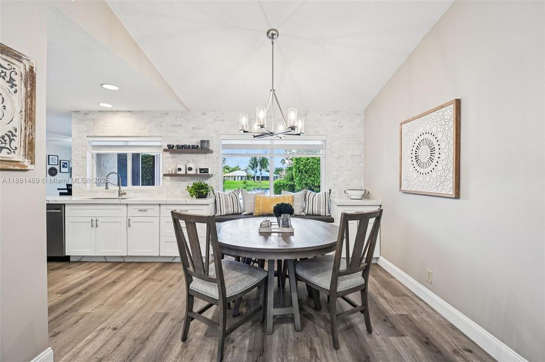 Под контрактом: $845,000 (4 спален, 2 ванн, 2080 Квадратных фут)