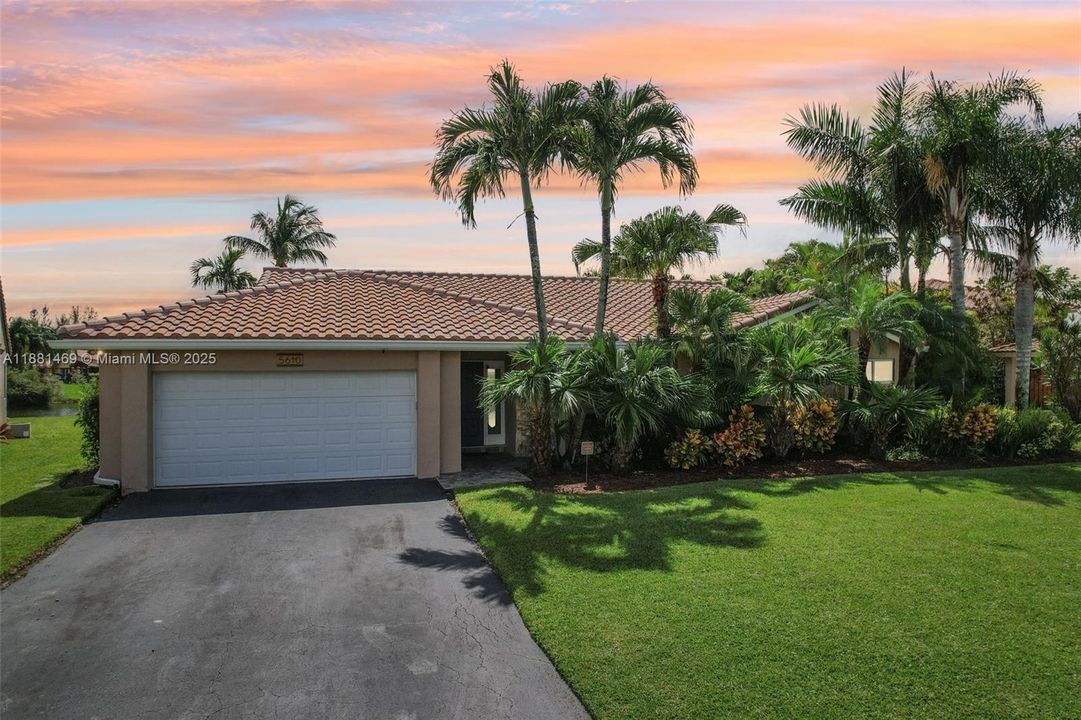 Под контрактом: $845,000 (4 спален, 2 ванн, 2080 Квадратных фут)