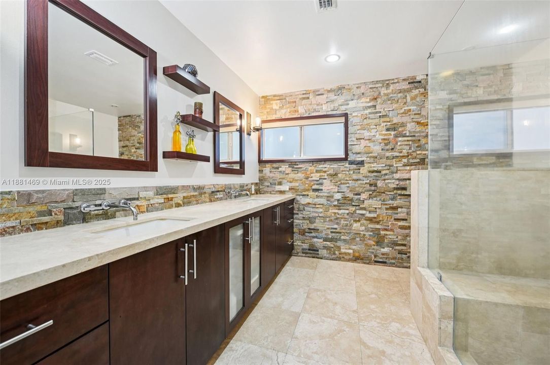 Под контрактом: $845,000 (4 спален, 2 ванн, 2080 Квадратных фут)