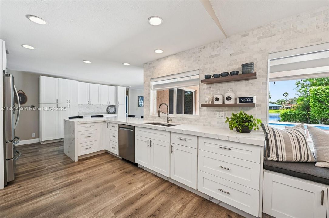 Под контрактом: $845,000 (4 спален, 2 ванн, 2080 Квадратных фут)