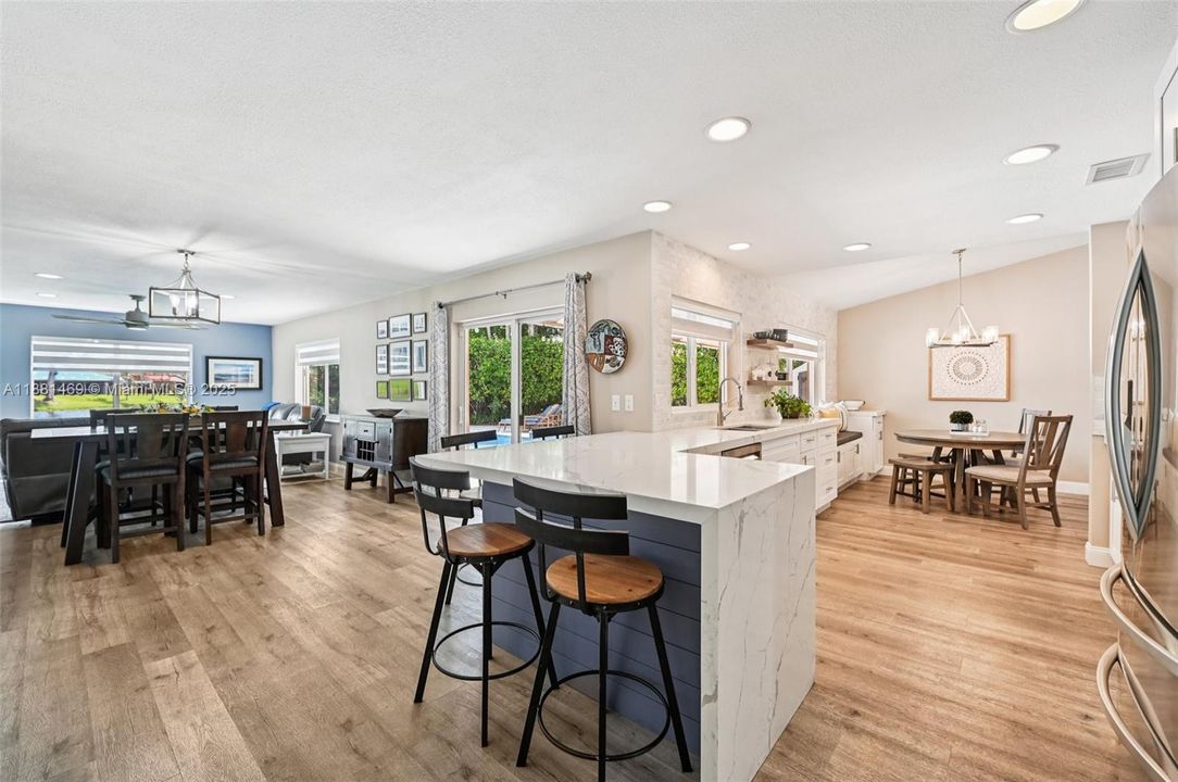 Под контрактом: $845,000 (4 спален, 2 ванн, 2080 Квадратных фут)