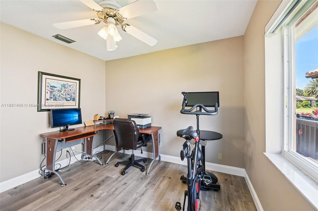 Под контрактом: $845,000 (4 спален, 2 ванн, 2080 Квадратных фут)