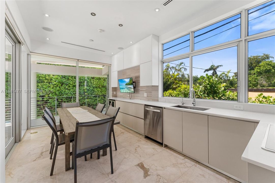 En Venta: $3,000,000 (4 camas, 3 baños, 2605 Pies cuadrados)