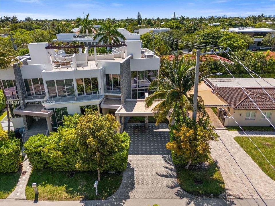 3 Floors property.Village Green Home