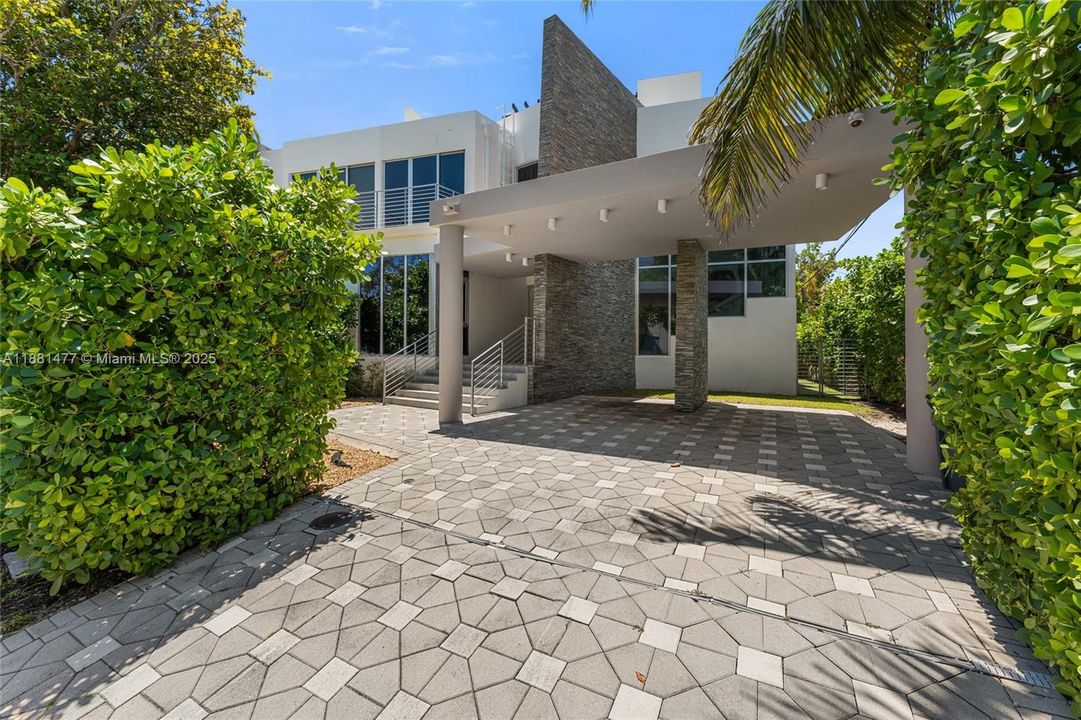 Welcome to your New Home in Key Biscayne! MODERN  RESIDENCE FRAMED BY LUSH GREENERY.