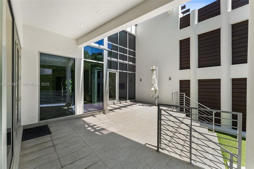 En Venta: $3,000,000 (4 camas, 3 baños, 2605 Pies cuadrados)