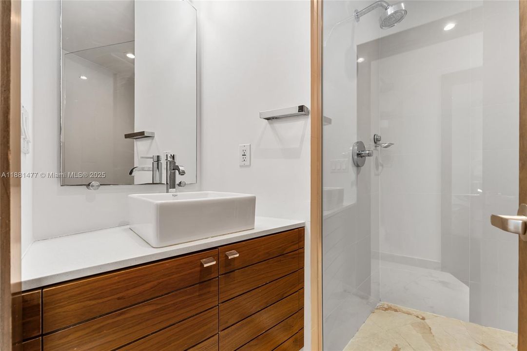 contemporary  Bathroom