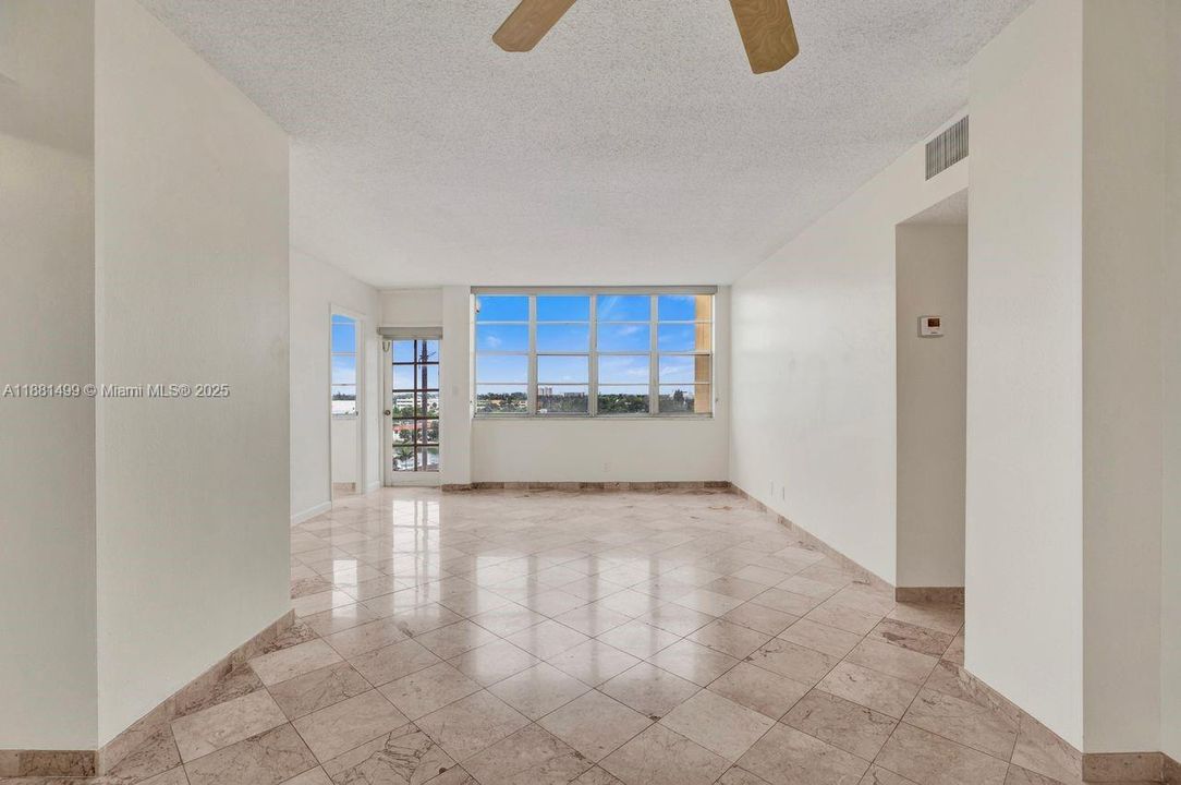 For Sale: $199,000 (2 beds, 2 baths, 1112 Square Feet)