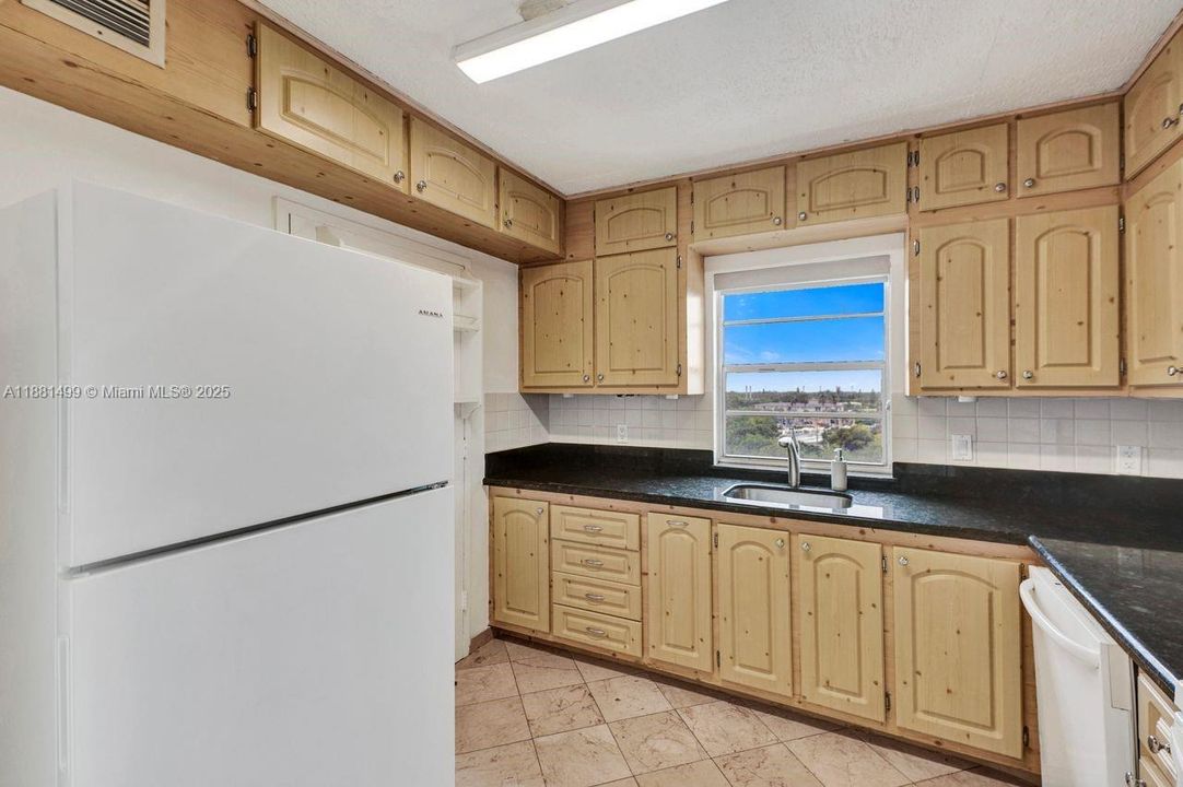 For Sale: $199,000 (2 beds, 2 baths, 1112 Square Feet)
