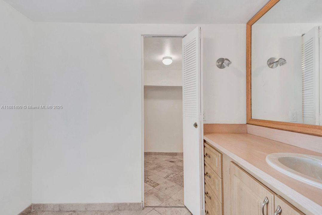 For Sale: $199,000 (2 beds, 2 baths, 1112 Square Feet)