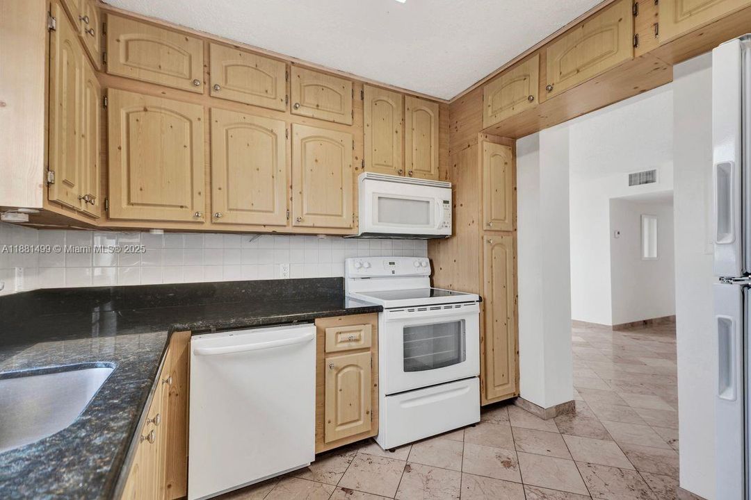 For Sale: $199,000 (2 beds, 2 baths, 1112 Square Feet)