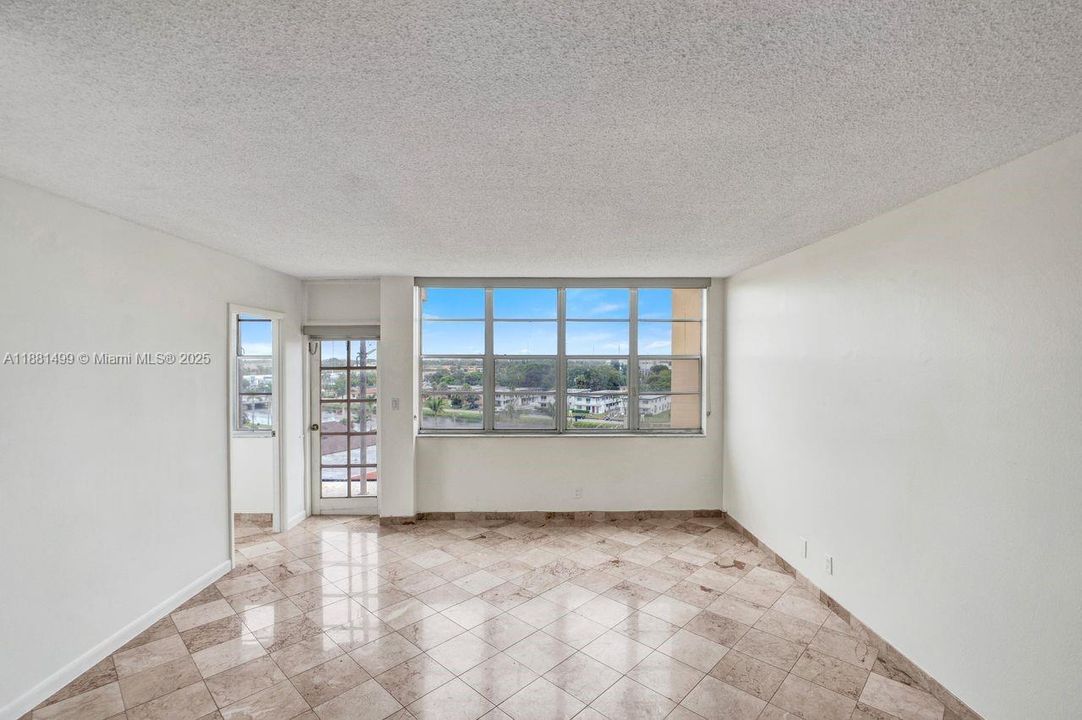 For Sale: $199,000 (2 beds, 2 baths, 1112 Square Feet)