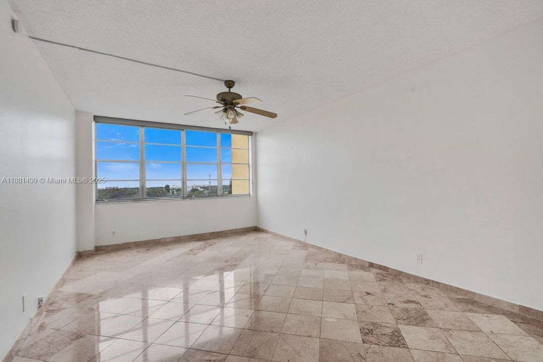 For Sale: $199,000 (2 beds, 2 baths, 1112 Square Feet)