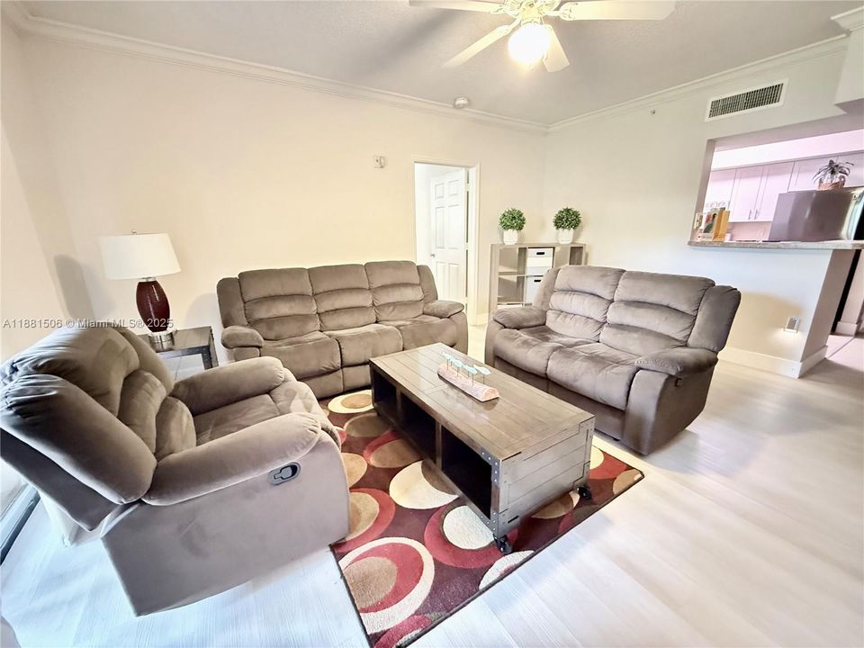 For Sale: $355,000 (2 beds, 2 baths, 1130 Square Feet)