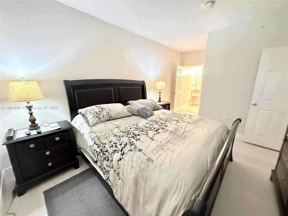 For Sale: $355,000 (2 beds, 2 baths, 1130 Square Feet)