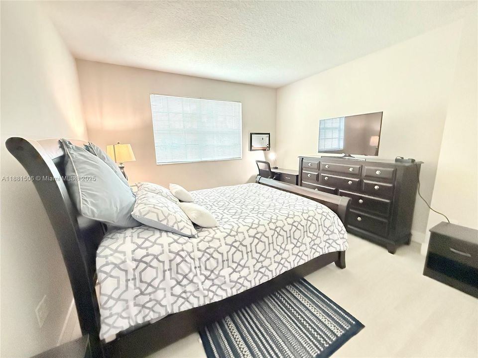 For Sale: $355,000 (2 beds, 2 baths, 1130 Square Feet)