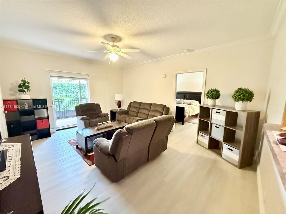 For Sale: $355,000 (2 beds, 2 baths, 1130 Square Feet)