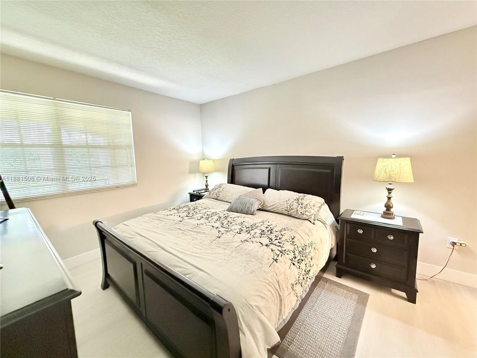 For Sale: $355,000 (2 beds, 2 baths, 1130 Square Feet)