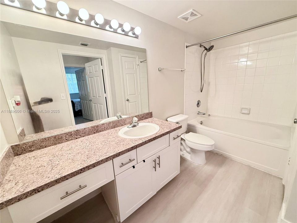 For Sale: $355,000 (2 beds, 2 baths, 1130 Square Feet)