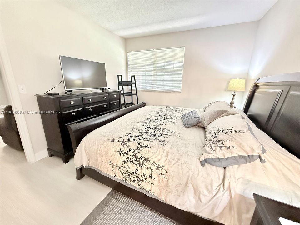 For Sale: $355,000 (2 beds, 2 baths, 1130 Square Feet)