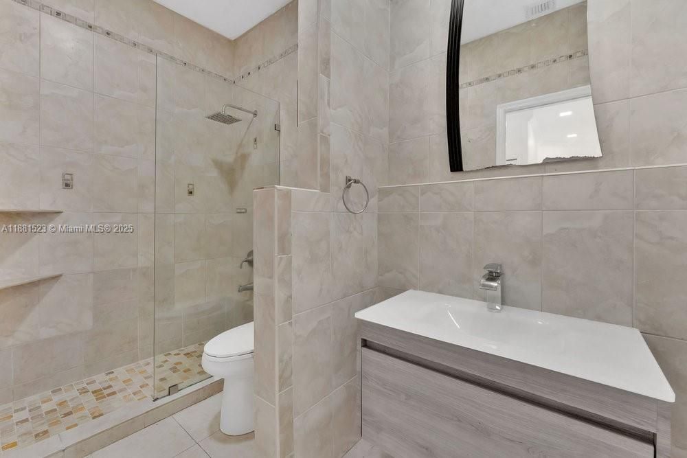 合同活跃: $750,000 (4 贝兹, 2 浴室, 2211 平方英尺)