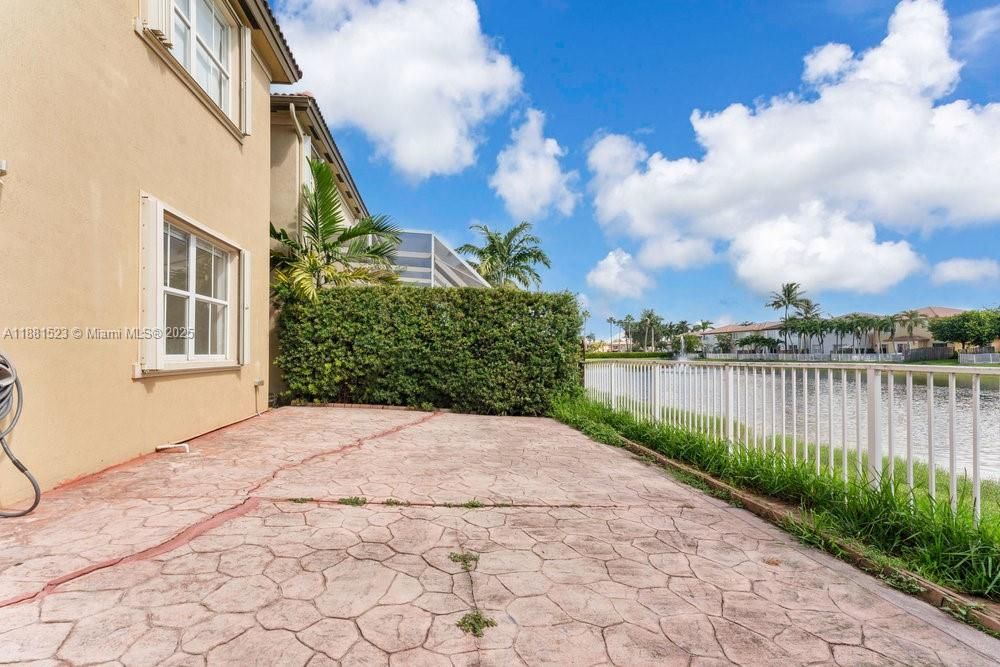 合同活跃: $750,000 (4 贝兹, 2 浴室, 2211 平方英尺)