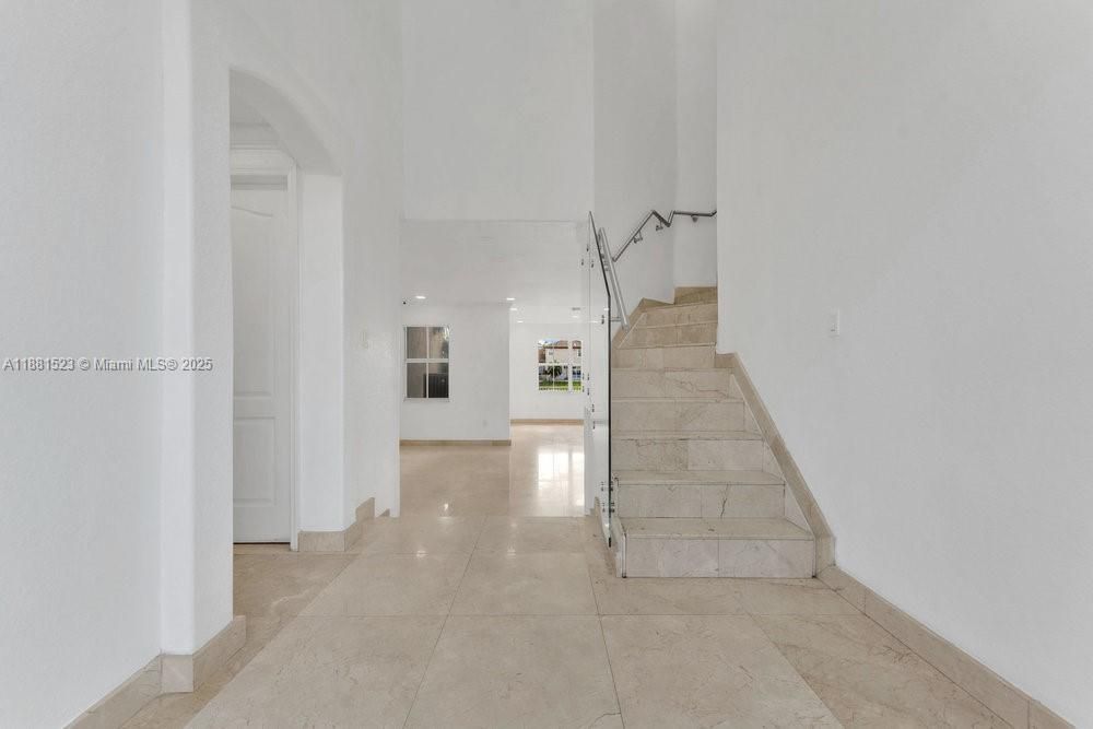 合同活跃: $750,000 (4 贝兹, 2 浴室, 2211 平方英尺)