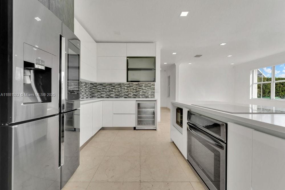 合同活跃: $750,000 (4 贝兹, 2 浴室, 2211 平方英尺)