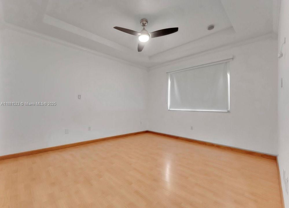 合同活跃: $750,000 (4 贝兹, 2 浴室, 2211 平方英尺)