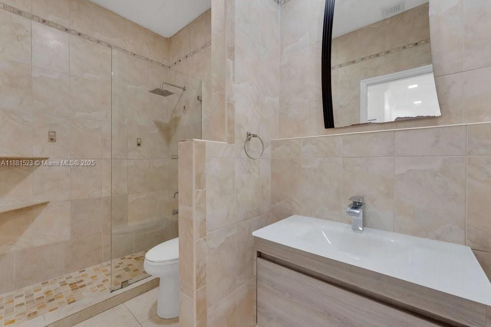 合同活跃: $750,000 (4 贝兹, 2 浴室, 2211 平方英尺)