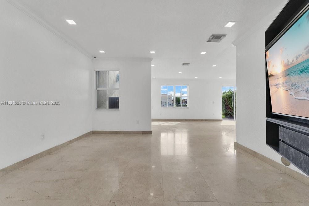 合同活跃: $750,000 (4 贝兹, 2 浴室, 2211 平方英尺)