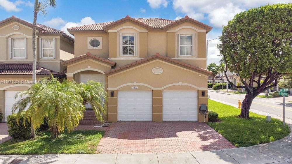 合同活跃: $750,000 (4 贝兹, 2 浴室, 2211 平方英尺)