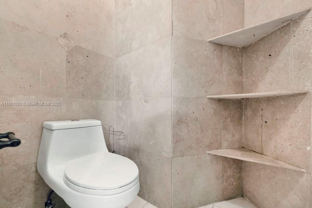 合同活跃: $750,000 (4 贝兹, 2 浴室, 2211 平方英尺)