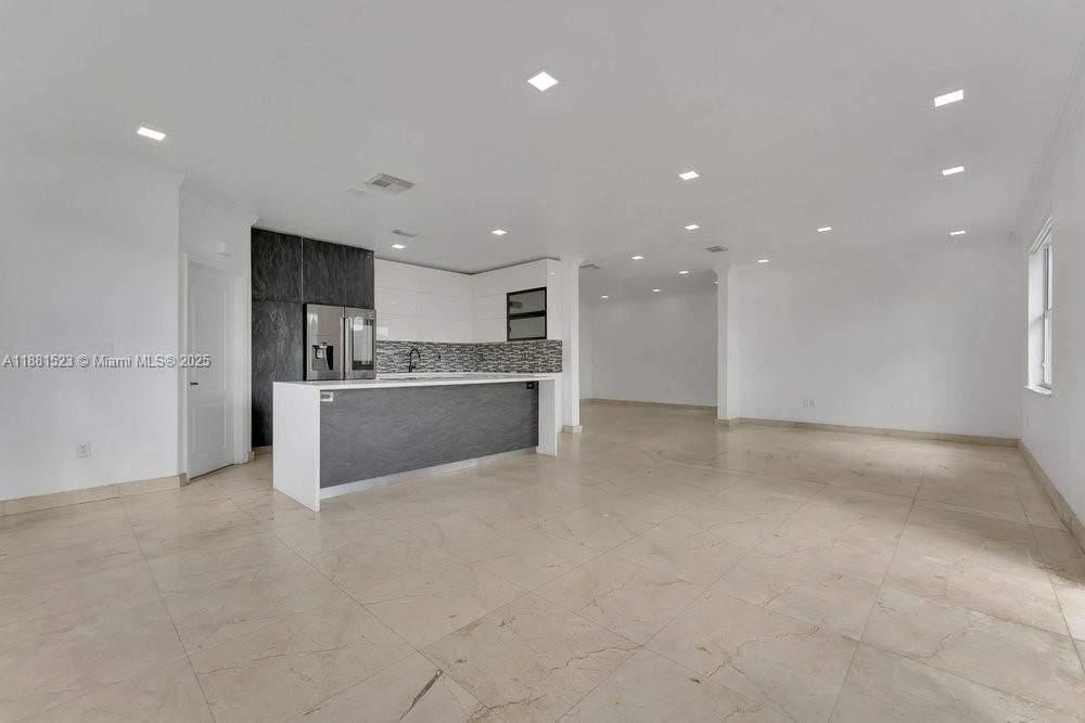 合同活跃: $750,000 (4 贝兹, 2 浴室, 2211 平方英尺)