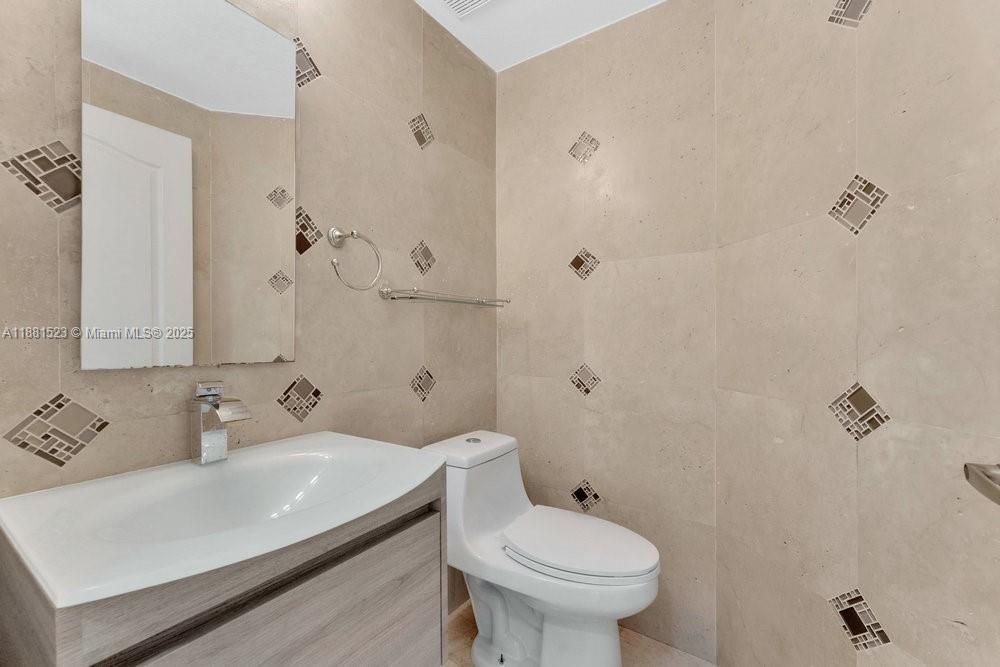 合同活跃: $750,000 (4 贝兹, 2 浴室, 2211 平方英尺)