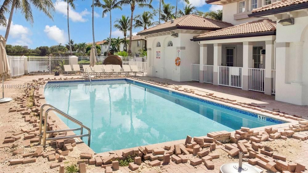 合同活跃: $750,000 (4 贝兹, 2 浴室, 2211 平方英尺)