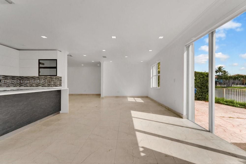 合同活跃: $750,000 (4 贝兹, 2 浴室, 2211 平方英尺)